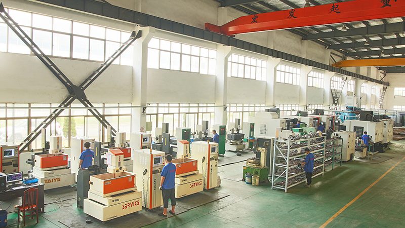 铝合金压铸模具与注塑模具：成本差异背后的工艺解析